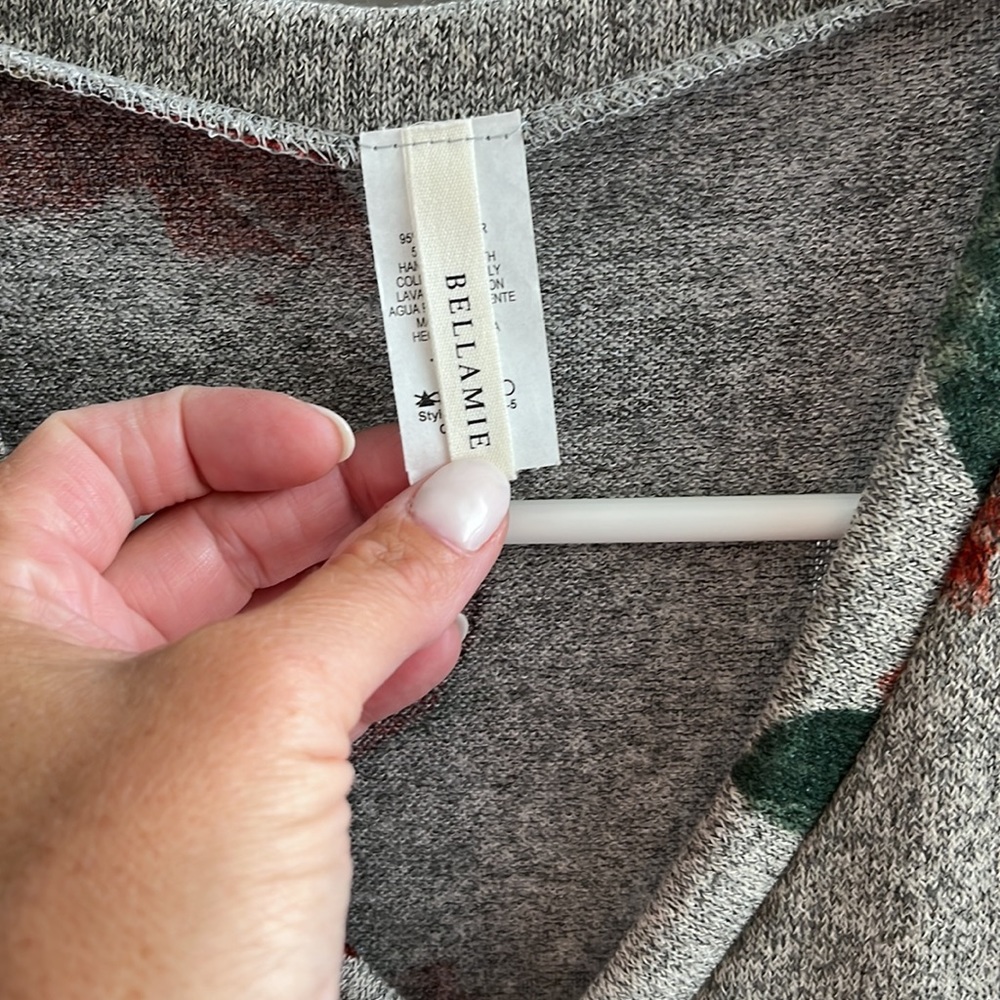 Floral oversized sweater type tunic. Size small - Picture 2 of 6